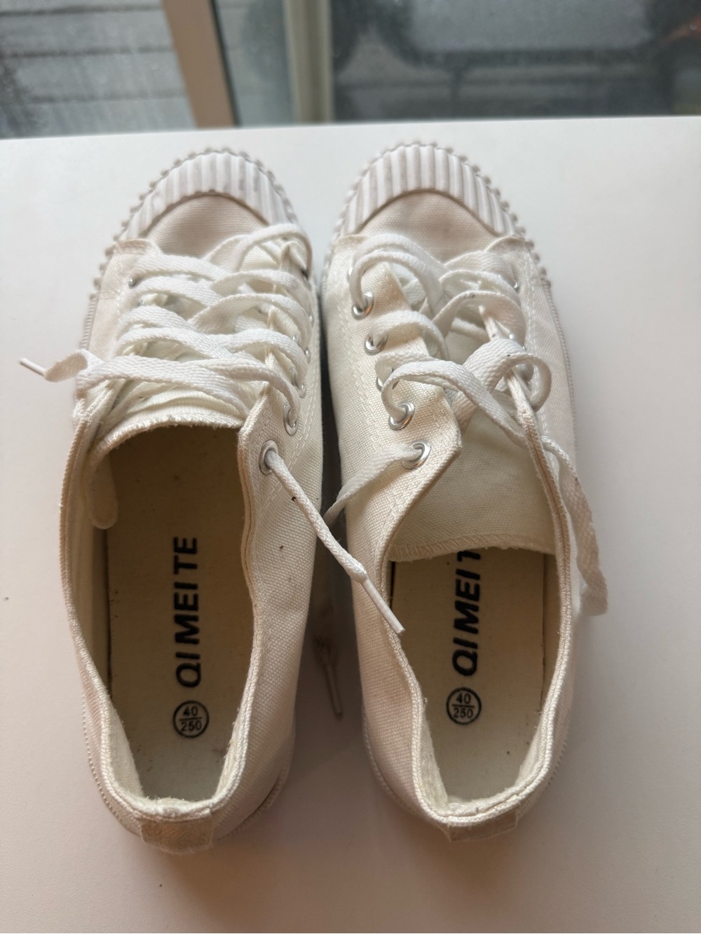 QI MEI TE White Canvas Low Top Sneakers Ribbed Toe Cap Size 8.5